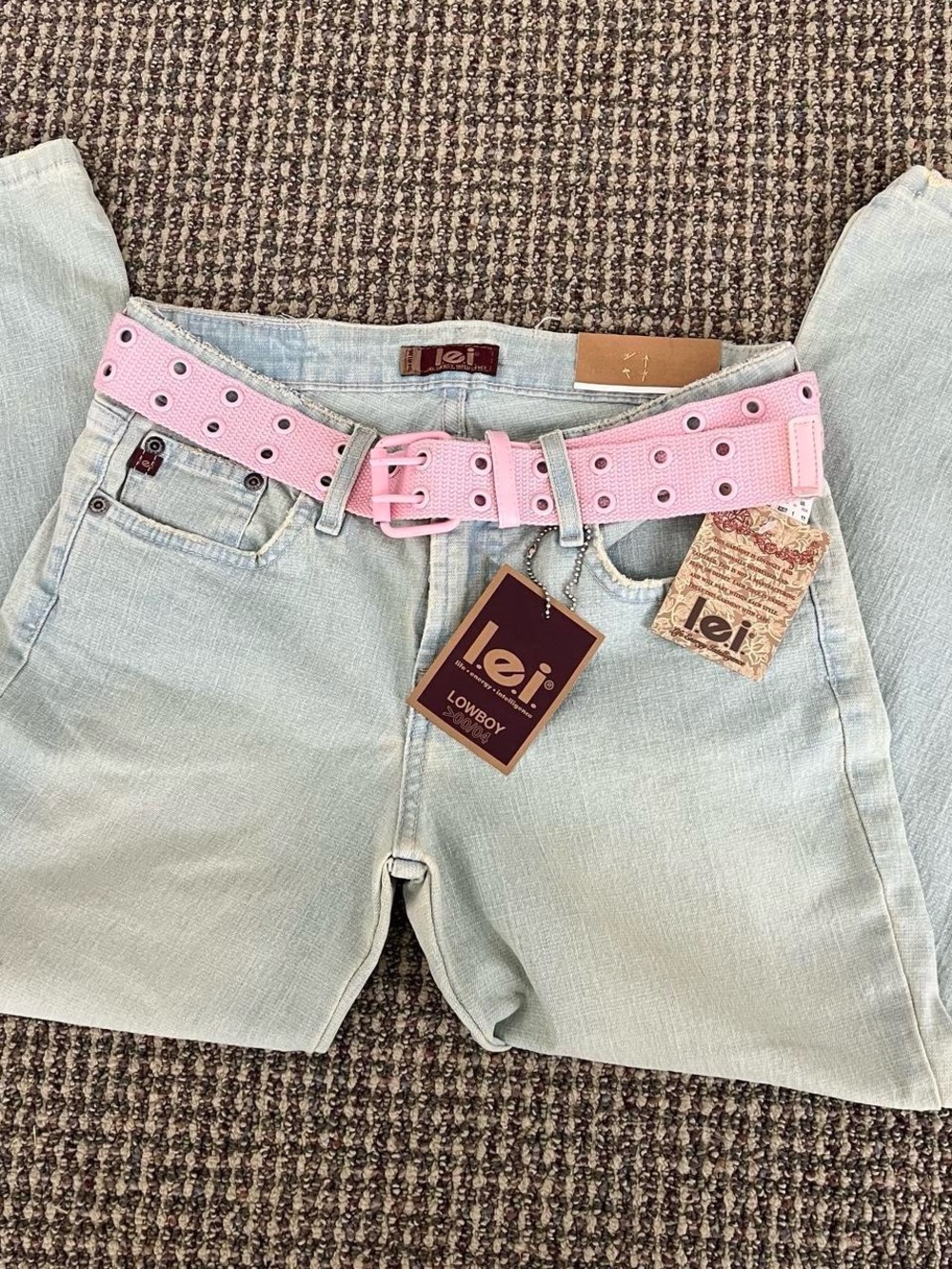 lei NWT Y2K low rise belted light wash capris